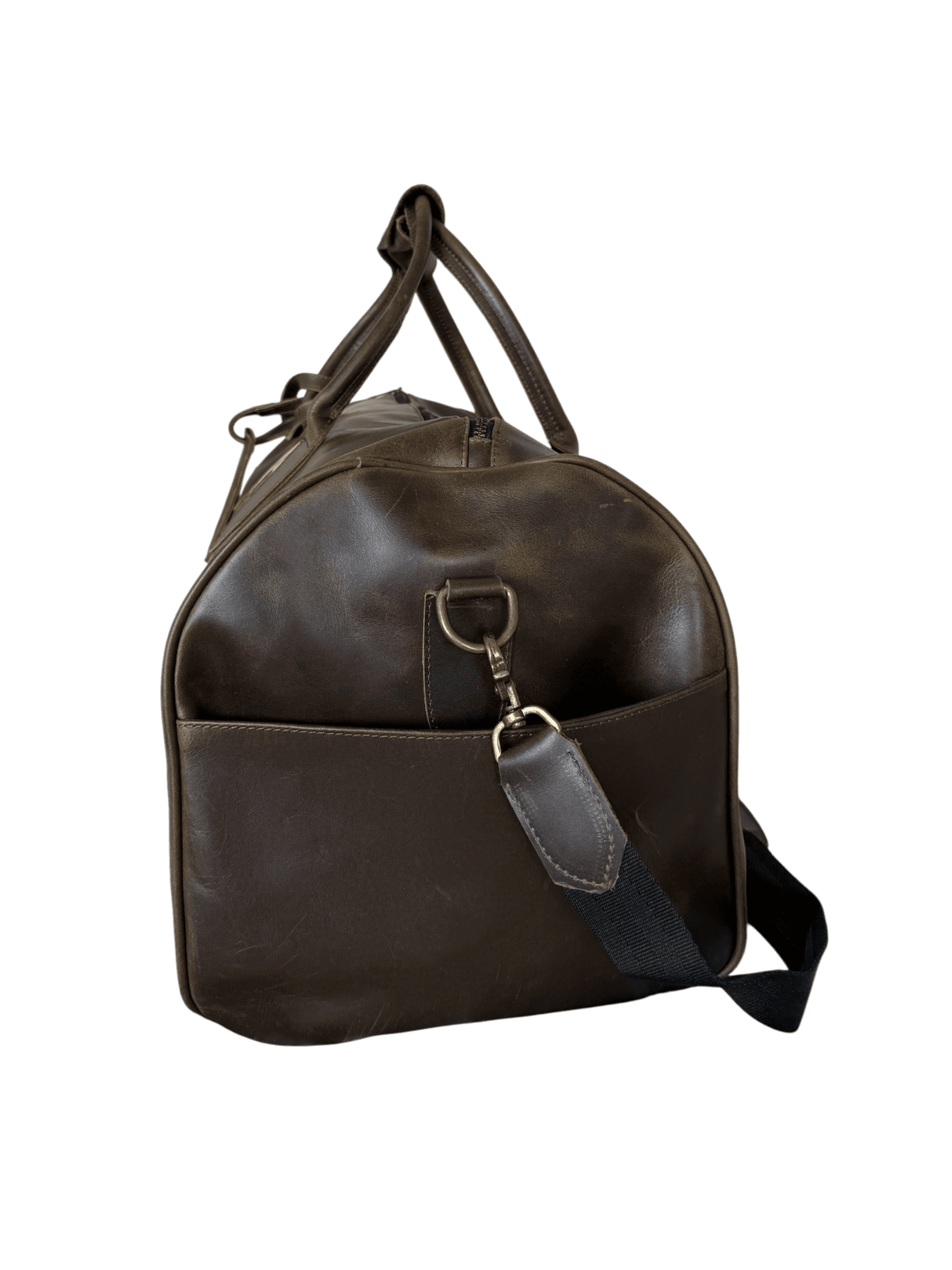 La Herencia Carryall in olive leather, end studio view